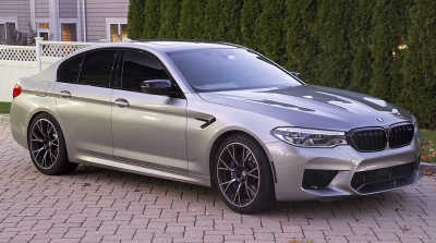 Валерий Гольд на BMW M5, разбитой в Краснодаре, игнорирует правила регистрации